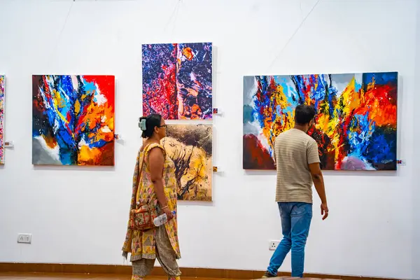 MUMBAI, INDIA, 14 Mart 2025: Nehru Center Sanat Galerisi 'ndeki sanat sergisini ziyaret edenler giriş ücreti alınmadan ve fotoğraf yasaklanmadan halka açıldı. 
