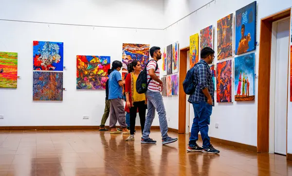 MUMBAI, INDIA, 14 Mart 2025: Nehru Center Sanat Galerisi 'ndeki sanat sergisini ziyaret edenler giriş ücreti alınmadan ve fotoğraf yasaklanmadan halka açıldı. 