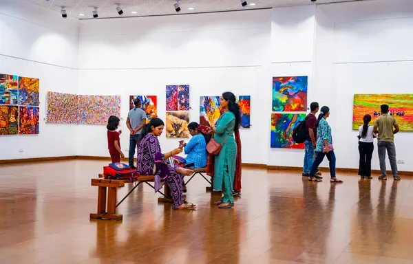MUMBAI, INDIA, 14 Mart 2025: Nehru Center Sanat Galerisi 'ndeki sanat sergisini ziyaret edenler giriş ücreti alınmadan ve fotoğraf yasaklanmadan halka açıldı. 