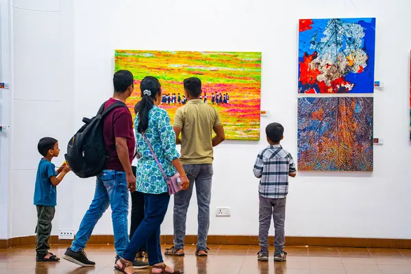 MUMBAI, INDIA, 14 Mart 2025: Nehru Center Sanat Galerisi 'ndeki sanat sergisini ziyaret edenler giriş ücreti alınmadan ve fotoğraf yasaklanmadan halka açıldı. 