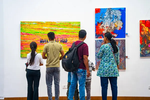 MUMBAI, INDIA, 14 Mart 2025: Nehru Center Sanat Galerisi 'ndeki sanat sergisini ziyaret edenler giriş ücreti alınmadan ve fotoğraf yasaklanmadan halka açıldı. 