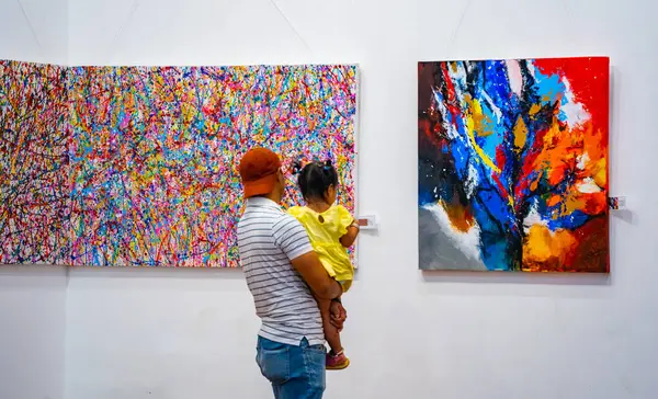 MUMBAI, INDIA, 14 Mart 2025: Nehru Center Sanat Galerisi 'ndeki sanat sergisini ziyaret edenler giriş ücreti alınmadan ve fotoğraf yasaklanmadan halka açıldı. 
