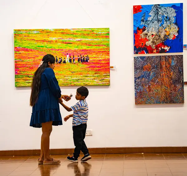 MUMBAI, INDIA, 14 Mart 2025: Nehru Center Sanat Galerisi 'ndeki sanat sergisini ziyaret edenler giriş ücreti alınmadan ve fotoğraf yasaklanmadan halka açıldı. 