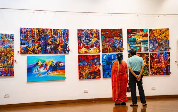 MUMBAI, INDIA, 14 Mart 2025: Nehru Center Sanat Galerisi 'ndeki sanat sergisini ziyaret edenler giriş ücreti alınmadan ve fotoğraf yasaklanmadan halka açıldı. 