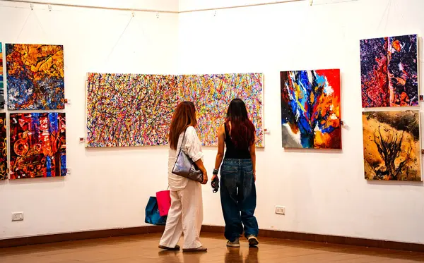 MUMBAI, INDIA, 14 Mart 2025: Nehru Center Sanat Galerisi 'ndeki sanat sergisini ziyaret edenler giriş ücreti alınmadan ve fotoğraf yasaklanmadan halka açıldı. 