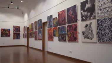 MUMBAI, INDIA, 14 Mart 2025: Nehru Center Sanat Galerisi 'ndeki sanat sergisini ziyaret edenler giriş ücreti alınmadan ve fotoğraf yasaklanmadan halka açıldı.