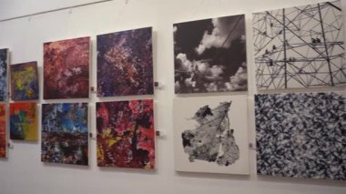 MUMBAI, INDIA, 14 Mart 2025: Nehru Center Sanat Galerisi 'ndeki sanat sergisini ziyaret edenler giriş ücreti alınmadan ve fotoğraf yasaklanmadan halka açıldı.