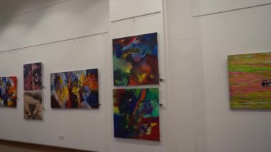 MUMBAI, INDIA, 14 Mart 2025: Nehru Center Sanat Galerisi 'ndeki sanat sergisini ziyaret edenler giriş ücreti alınmadan ve fotoğraf yasaklanmadan halka açıldı.