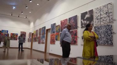 MUMBAI, INDIA, 14 Mart 2025: Nehru Center Sanat Galerisi 'ndeki sanat sergisini ziyaret edenler giriş ücreti alınmadan ve fotoğraf yasaklanmadan halka açıldı.