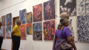MUMBAI, INDIA, 14 Mart 2025: Nehru Center Sanat Galerisi 'ndeki sanat sergisini ziyaret edenler giriş ücreti alınmadan ve fotoğraf yasaklanmadan halka açıldı.