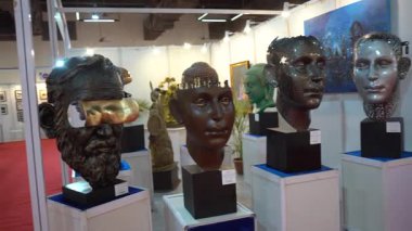 MUMBAI, INDIA, 14 Mart 2025: Nehru Center Sanat Galerisi 'ndeki sanat sergisini ziyaret edenler giriş ücreti alınmadan ve fotoğraf yasaklanmadan halka açıldı. 