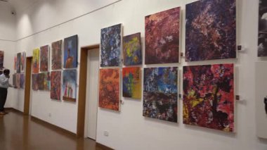 MUMBAI, INDIA, 14 Mart 2025: Nehru Center Sanat Galerisi 'ndeki sanat sergisini ziyaret edenler giriş ücreti alınmadan ve fotoğraf yasaklanmadan halka açıldı.