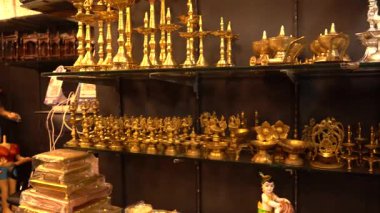 PUNE, INDIA, 25 Aralık 2024: Tulshi Baug Market 'te alışveriş için toplanan kalabalık, geleneksel Maharashtrian yemek malzemeleri, kozmetik ürünleri, mücevher ve ev eşyaları da dahil olmak üzere ürünler satıyor.