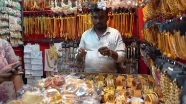 PUNE, INDIA, 25 Aralık 2024: Tulshi Baug Market 'te alışveriş için toplanan kalabalık, geleneksel Maharashtrian yemek malzemeleri, kozmetik ürünleri, mücevher ve ev eşyaları da dahil olmak üzere ürünler satıyor.