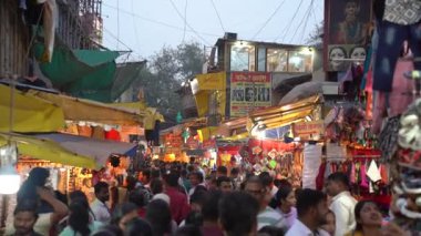 PUNE, INDIA, 25 Aralık 2024: Tulshi Baug Market 'te alışveriş için toplanan kalabalık, geleneksel Maharashtrian yemek malzemeleri, kozmetik ürünleri, mücevher ve ev eşyaları da dahil olmak üzere ürünler satıyor.
