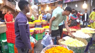 MUMBAI, INDIA, 28 Aralık 2024: Satıcı ve Dadar çiçek pazarındaki insanlar.