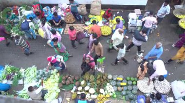 MUMBAI, INDIA, 28 Aralık 2024: Satıcı ve Dadar çiçek pazarındaki insanlar.