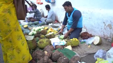 MUMBAI, INDIA, 28 Aralık 2024: Satıcı ve Dadar çiçek pazarındaki insanlar.