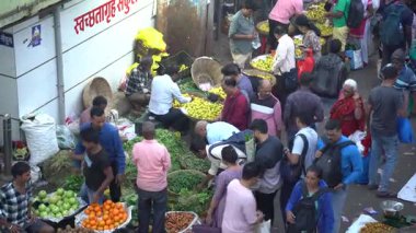 MUMBAI, INDIA, 28 Aralık 2024: Satıcı ve Dadar çiçek pazarındaki insanlar.