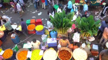 MUMBAI, INDIA, 28 Aralık 2024: Satıcı ve Dadar çiçek pazarındaki insanlar.