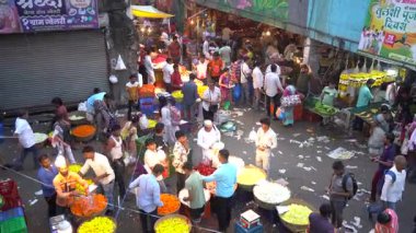 MUMBAI, INDIA, 28 Aralık 2024: Satıcı ve Dadar çiçek pazarındaki insanlar.