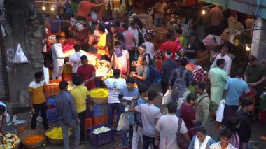 MUMBAI, INDIA, 28 Aralık 2024: Satıcı ve Dadar çiçek pazarındaki insanlar.