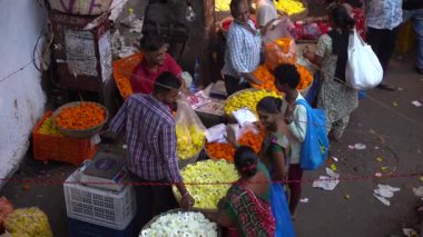 MUMBAI, INDIA, 28 Aralık 2024: Satıcı ve Dadar çiçek pazarındaki insanlar.