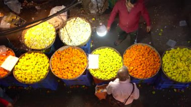 MUMBAI, INDIA, 28 Aralık 2024: Satıcı ve Dadar çiçek pazarındaki insanlar.