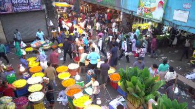 MUMBAI, INDIA, 28 Aralık 2024: Satıcı ve Dadar çiçek pazarındaki insanlar.