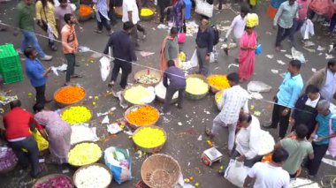MUMBAI, INDIA, 28 Aralık 2024: Satıcı ve Dadar çiçek pazarındaki insanlar.