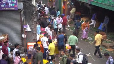 MUMBAI, INDIA, 28 Aralık 2024: Satıcı ve Dadar çiçek pazarındaki insanlar.