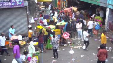 MUMBAI, INDIA, 28 Aralık 2024: Satıcı ve Dadar çiçek pazarındaki insanlar.