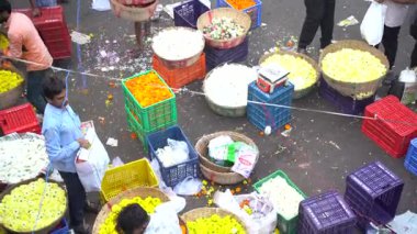 MUMBAI, INDIA, 28 Aralık 2024: Satıcı ve Dadar çiçek pazarındaki insanlar.
