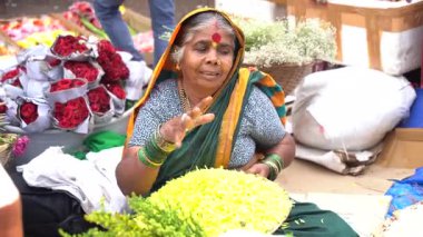 MUMBAI, INDIA, 28 Aralık 2024: Satıcı ve Dadar çiçek pazarındaki insanlar.