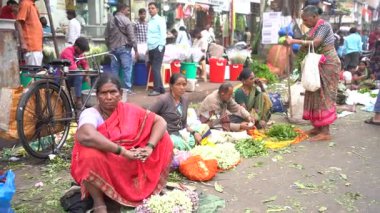 MUMBAI, INDIA, 28 Aralık 2024: Satıcı ve Dadar çiçek pazarındaki insanlar.