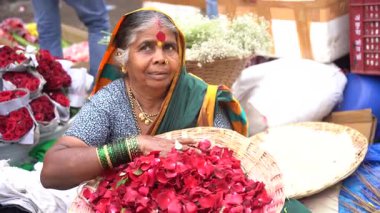 MUMBAI, INDIA, 28 Aralık 2024: Satıcı ve Dadar çiçek pazarındaki insanlar.