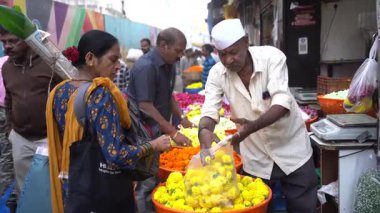 MUMBAI, INDIA, 28 Aralık 2024: Satıcı ve Dadar çiçek pazarındaki insanlar.
