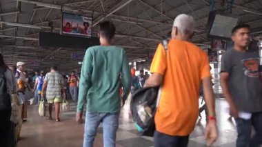 MUMBAI, INDIA, 28 Aralık 2024: Satıcı ve Dadar çiçek pazarındaki insanlar.