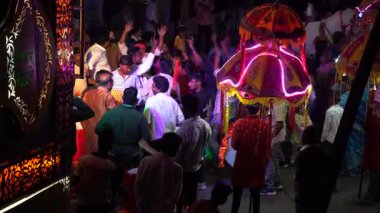 MUMBAI, INDIA, 22 Aralık 2024: Düğün kutlamaları sırasında aile ve arkadaşlarla damat dansı, Hindistan