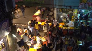 MUMBAI, INDIA, 22 Aralık 2024: Düğün kutlamaları sırasında aile ve arkadaşlarla damat dansı, Hindistan