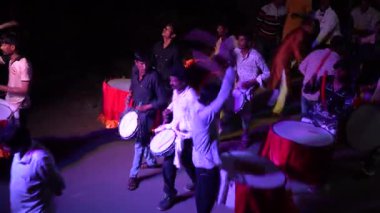 MUMBAI, INDIA, 22 Aralık 2024: Düğün kutlamaları sırasında aile ve arkadaşlarla damat dansı, Hindistan