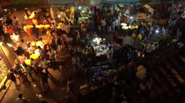 MUMBAI, INDIA, 22 Aralık 2024: Düğün kutlamaları sırasında aile ve arkadaşlarla damat dansı, Hindistan