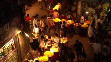 MUMBAI, INDIA, 22 Aralık 2024: Düğün kutlamaları sırasında aile ve arkadaşlarla damat dansı, Hindistan