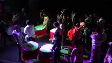 MUMBAI, INDIA, 22 Aralık 2024: Düğün kutlamaları sırasında aile ve arkadaşlarla damat dansı, Hindistan