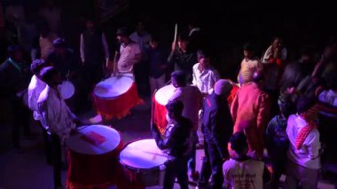 MUMBAI, INDIA, 22 Aralık 2024: Düğün kutlamaları sırasında aile ve arkadaşlarla damat dansı, Hindistan