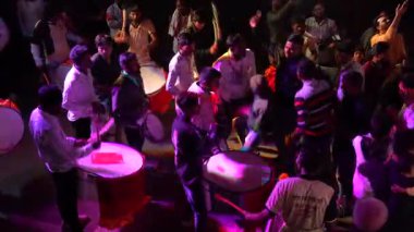 MUMBAI, INDIA, 22 Aralık 2024: Düğün kutlamaları sırasında aile ve arkadaşlarla damat dansı, Hindistan