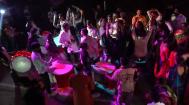 MUMBAI, INDIA, 22 Aralık 2024: Düğün kutlamaları sırasında aile ve arkadaşlarla damat dansı, Hindistan