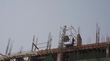 PUNE, INDIA, 25 Aralık 2024: İnşaat işçileri inşaat alanında çalışıyor. Hindistan 'da inşaat işçileri iş yerinde güvenlik önlemi almıyorlar..