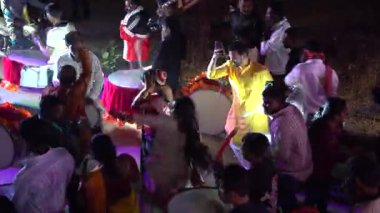 MUMBAI, INDIA, 22 Aralık 2024: Düğün kutlamaları sırasında aile ve arkadaşlarla damat dansı, Hindistan