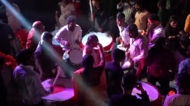 MUMBAI, INDIA, 22 Aralık 2024: Düğün kutlamaları sırasında aile ve arkadaşlarla damat dansı, Hindistan